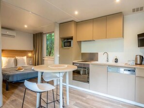 Réfrigérateur, four à micro-ondes, un four, lave-vaisselle