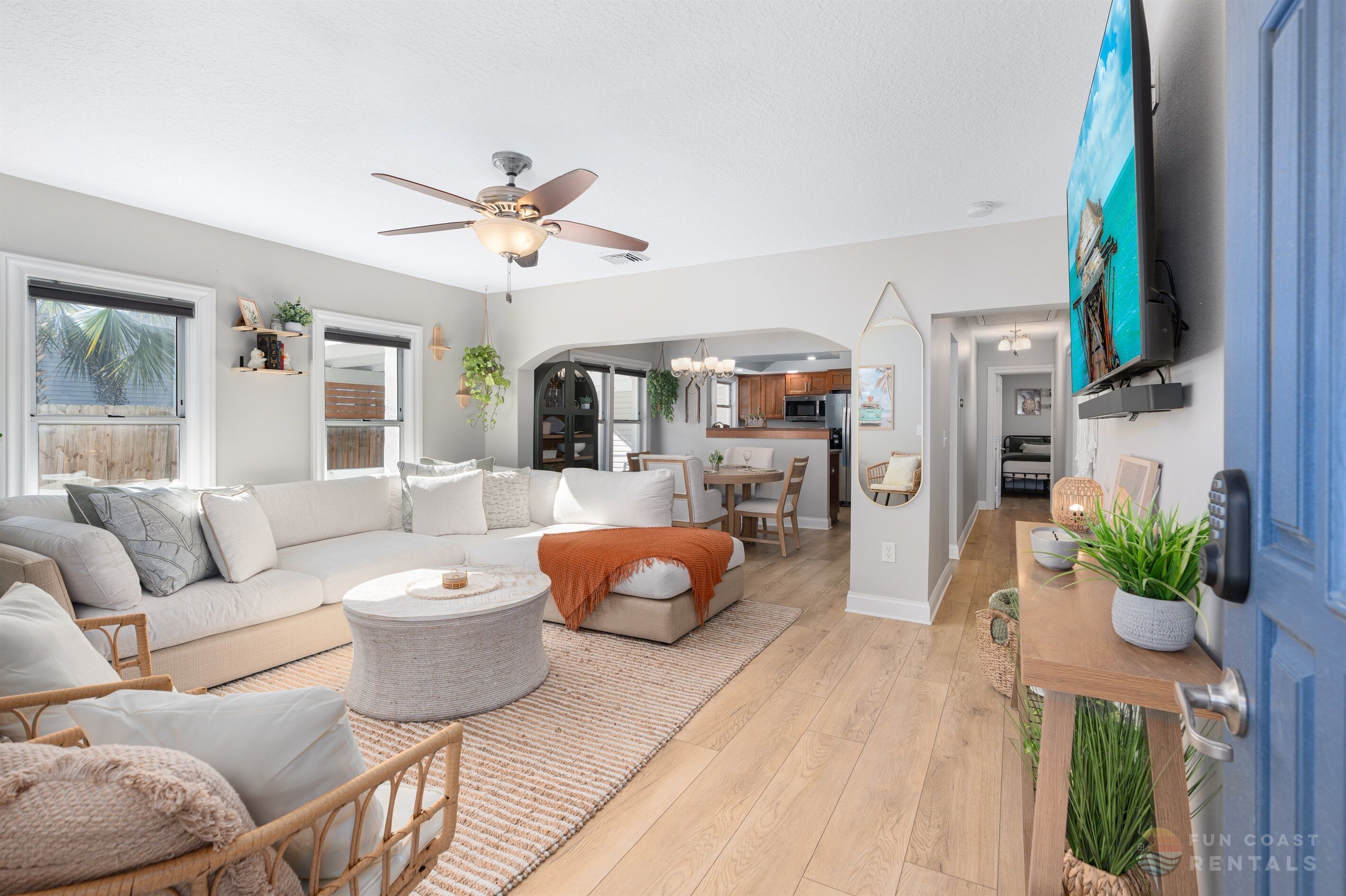 Smart TV, libros y oficina 