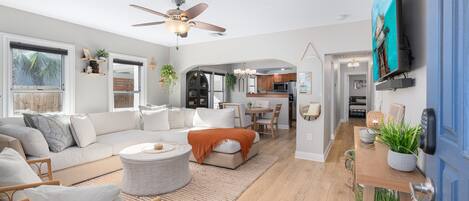 Smart TV, libros y oficina