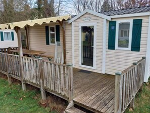 Outdoor dining - Cozy mobile home with terrace for 4 guests (Athée)