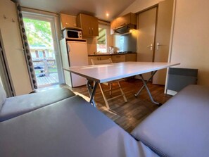Interior - Cozy mobile home with terrace for 4 guests (Athée)