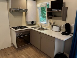 Fridge, microwave, coffee/tea maker - Family mobile home for 8 with terrace (Lamontjoie)
