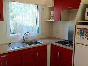 Een koelkast, een microgolfoven