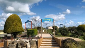 A pathway leading to a sign reading "Pétanque" with a clear sky and well-maintained landscaping. - Mobile home for 6 with terrace in Sainte-Marie-du-Mont (Sainte-Marie-du-Mont)
