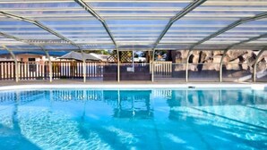 A clear swimming pool with a glass roof structure. - Mobile home for 6 with terrace in Sainte-Marie-du-Mont (Sainte-Marie-du-Mont)