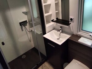 Bathroom - Cozy mobile home with terrace for 2 people (Challes-les-Eaux)
