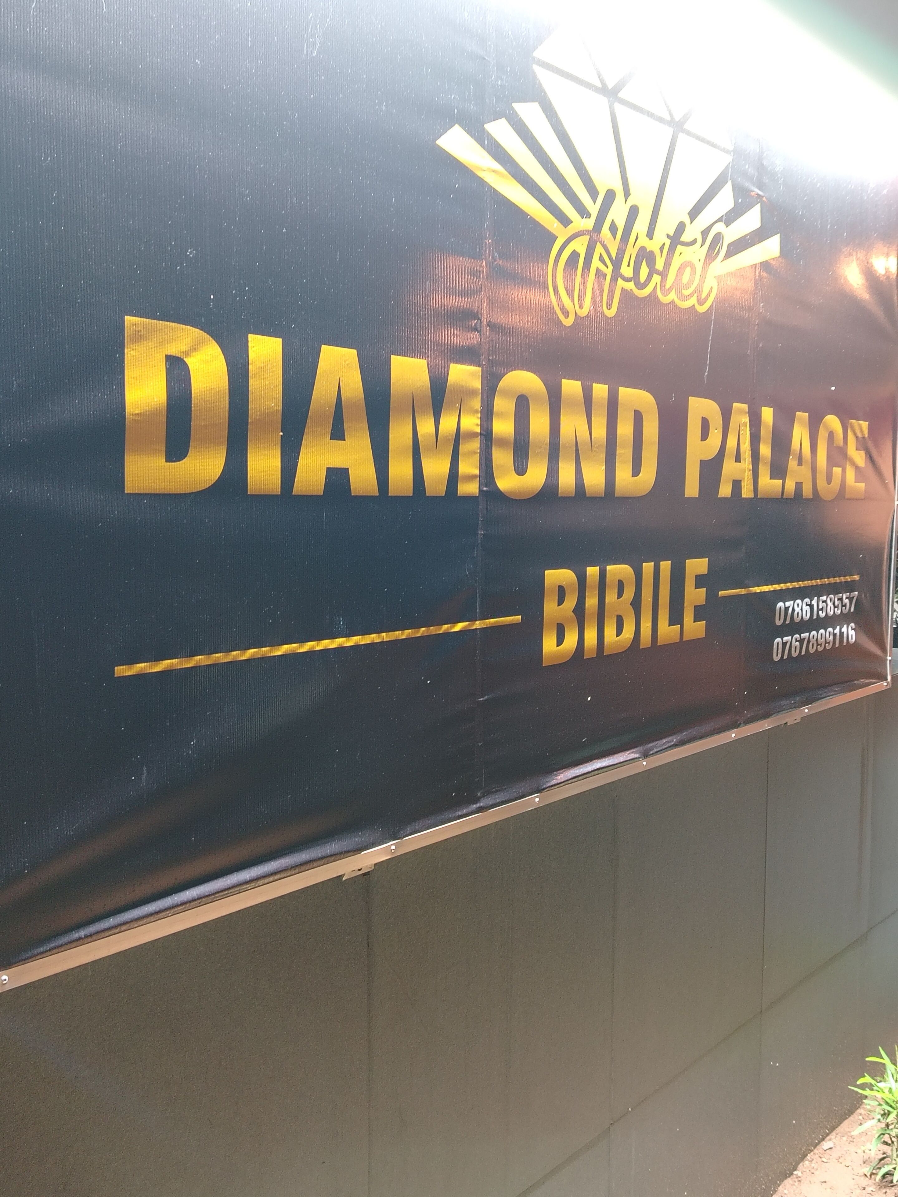 Señal del Hotel Diamond Palace en Bibile, que muestra el nombre del hotel y los números de contacto.