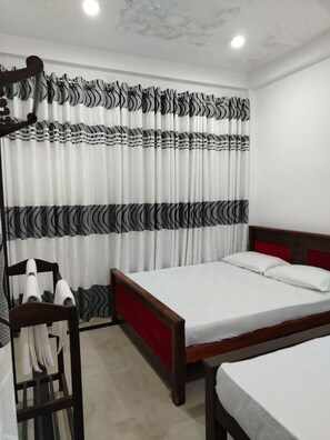 Bàn ủi/dụng cụ ủi quần áo 