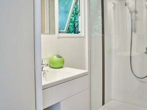 Bathroom - Mobile home with terrace in Séez, 2 bedrooms (Séez)