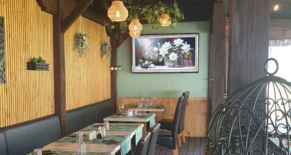 Large family room which sleeps up to 4 close to charming Mareuil en Périgord