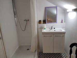 Ducha, secador de pelo, toallas y jabón