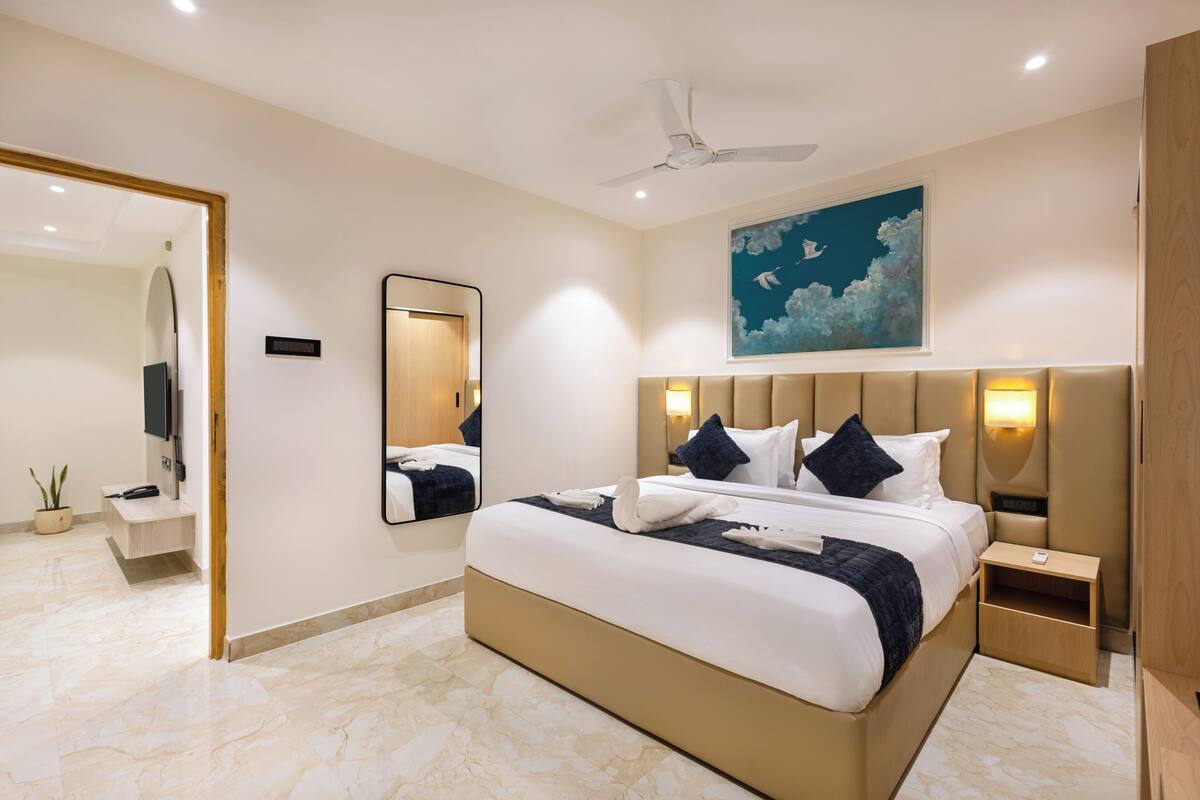 Executive Studio Suite, Kitchenette | In-room safe, desk, laptop workspace, soundproofing