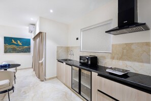 Suite Premier, angolo cottura | Cucina privata | Mini-frigorifero, microonde