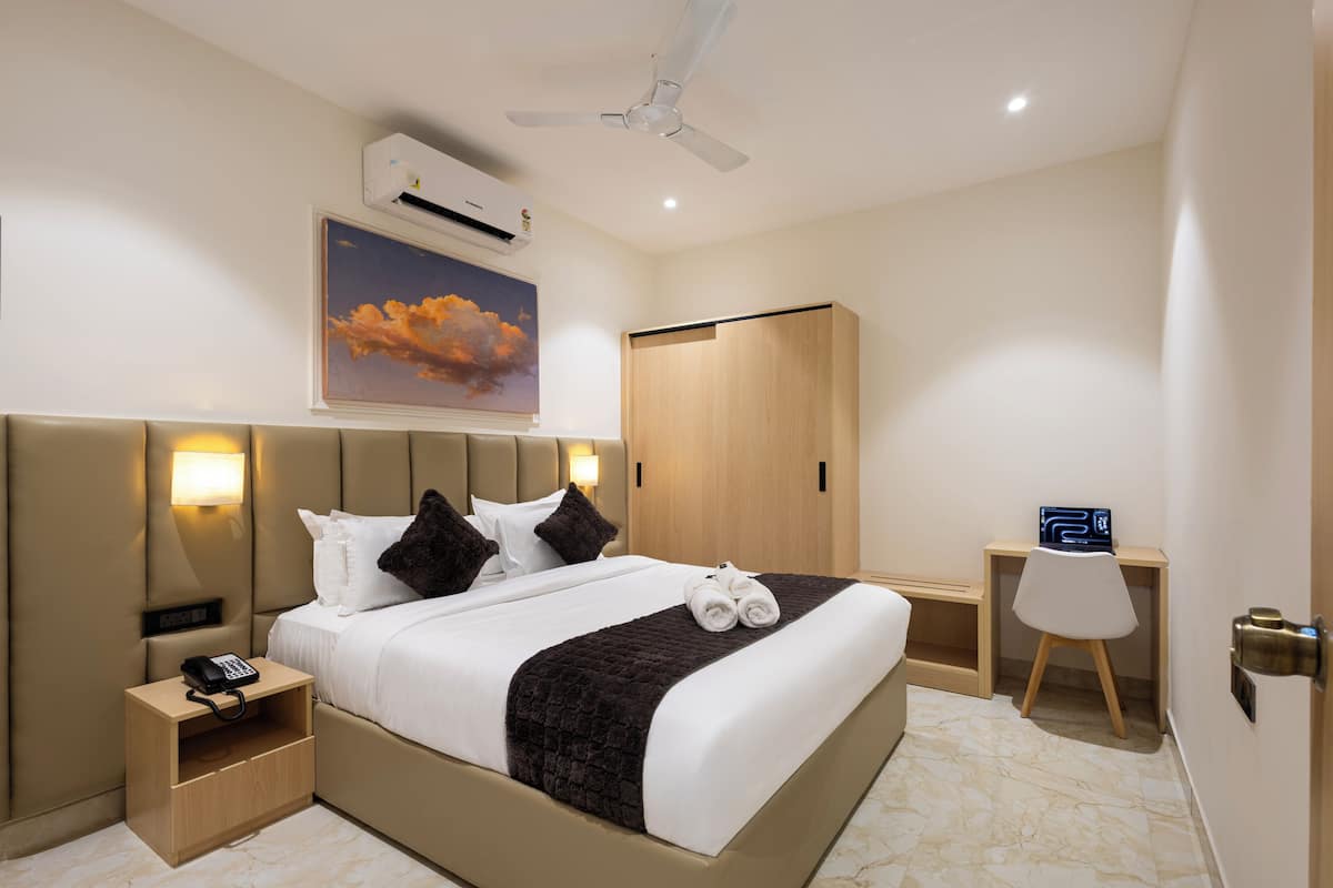 Premier Suite, Kitchenette | In-room safe, desk, laptop workspace, soundproofing