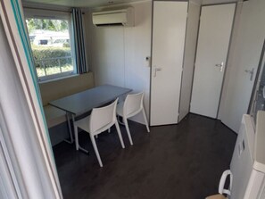Dining - Comfortable mobile home, 2 bedrooms, 4 people (Cavaillon)