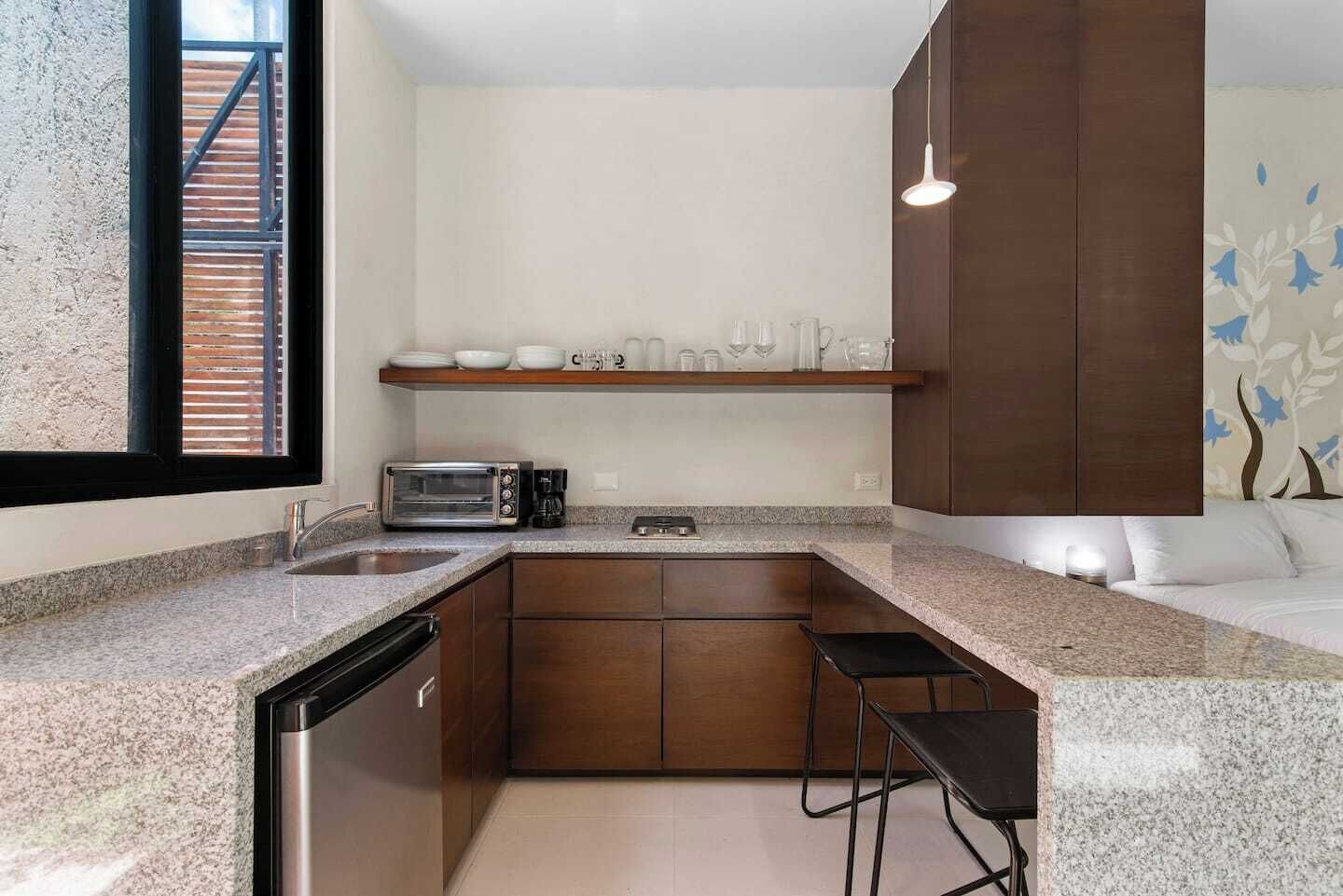 Refrigerador, placa de cocina, cafetera/tetera, utensilios de cocina