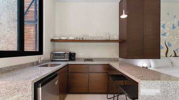 Refrigerador, placa de cocina, cafetera/tetera, utensilios de cocina