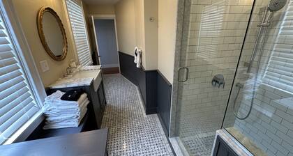 Very Cool 2 Bed/ 1 Bath Apartment Downtown Npt. - Unit 4 2 Bedroom Apts