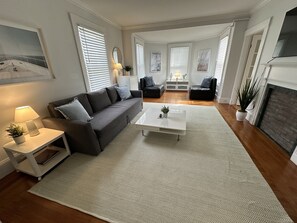 Living area - Very Cool 2 Bed/ 1 Bath Apartment Downtown Npt. - Unit 4 2 Bedroom Apts (Newport)