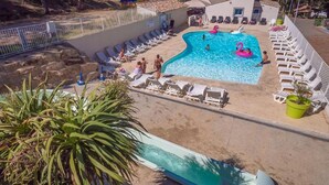 Ein Poolbereich mit Liegestühlen und einem kleinen Pool.