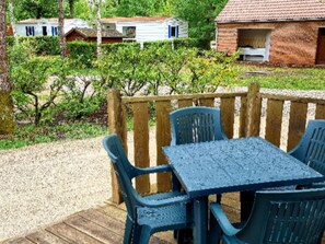 Outdoor dining - Family mobile home with terrace, 3 bedrooms for 7 people (Nibelle)