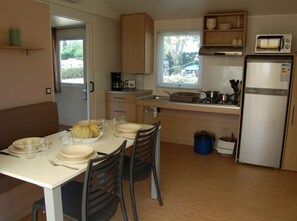 Fridge, microwave - Accessible Mobile Home with Terrace in Cavaillon (Cavaillon)