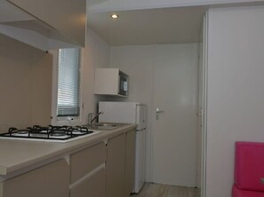 Fridge, microwave, coffee/tea maker - Mobile home with terrace and garden, 6 guests (Les Sables-d'Olonne)