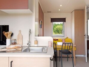 Fridge, microwave, coffee/tea maker, toaster - Mobile Home for 4 with Terrace - Grayan (Grayan-et-l'Hôpital)