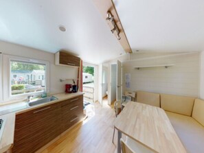 Fridge, microwave, coffee/tea maker - Mobile Home with Terrace - 4 Pers, 2 Bedrooms (Vic-sur-Cère)