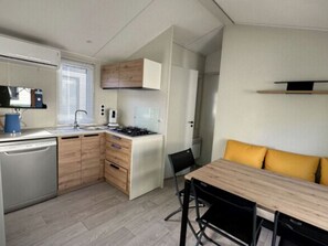Fridge, microwave, dishwasher, coffee/tea maker - Comfortable mobile home with terrace in Challes-les-Eaux (Challes-les-Eaux)