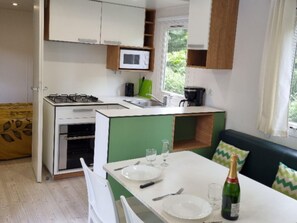 Refrigerador, microondas y cafetera y tetera 