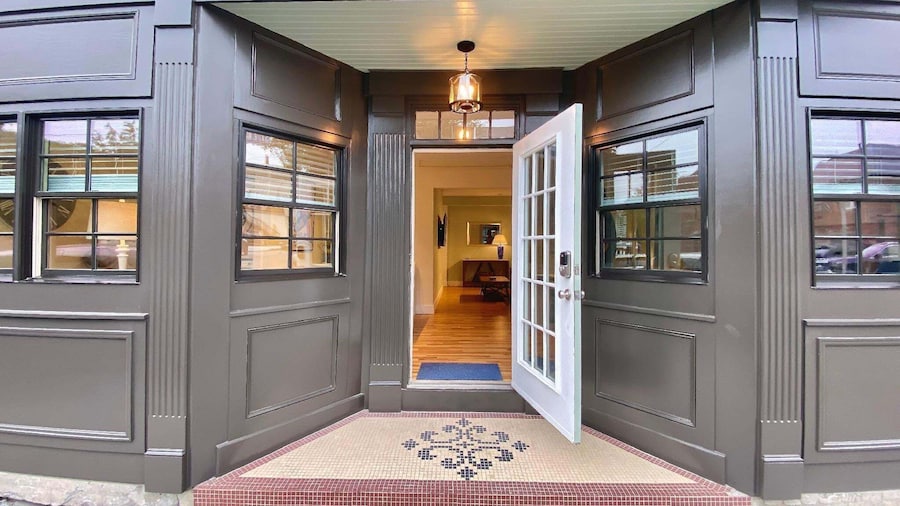 Recently Renovated 2 Bed 1 Bath Apartment 2 Bedroom Apts