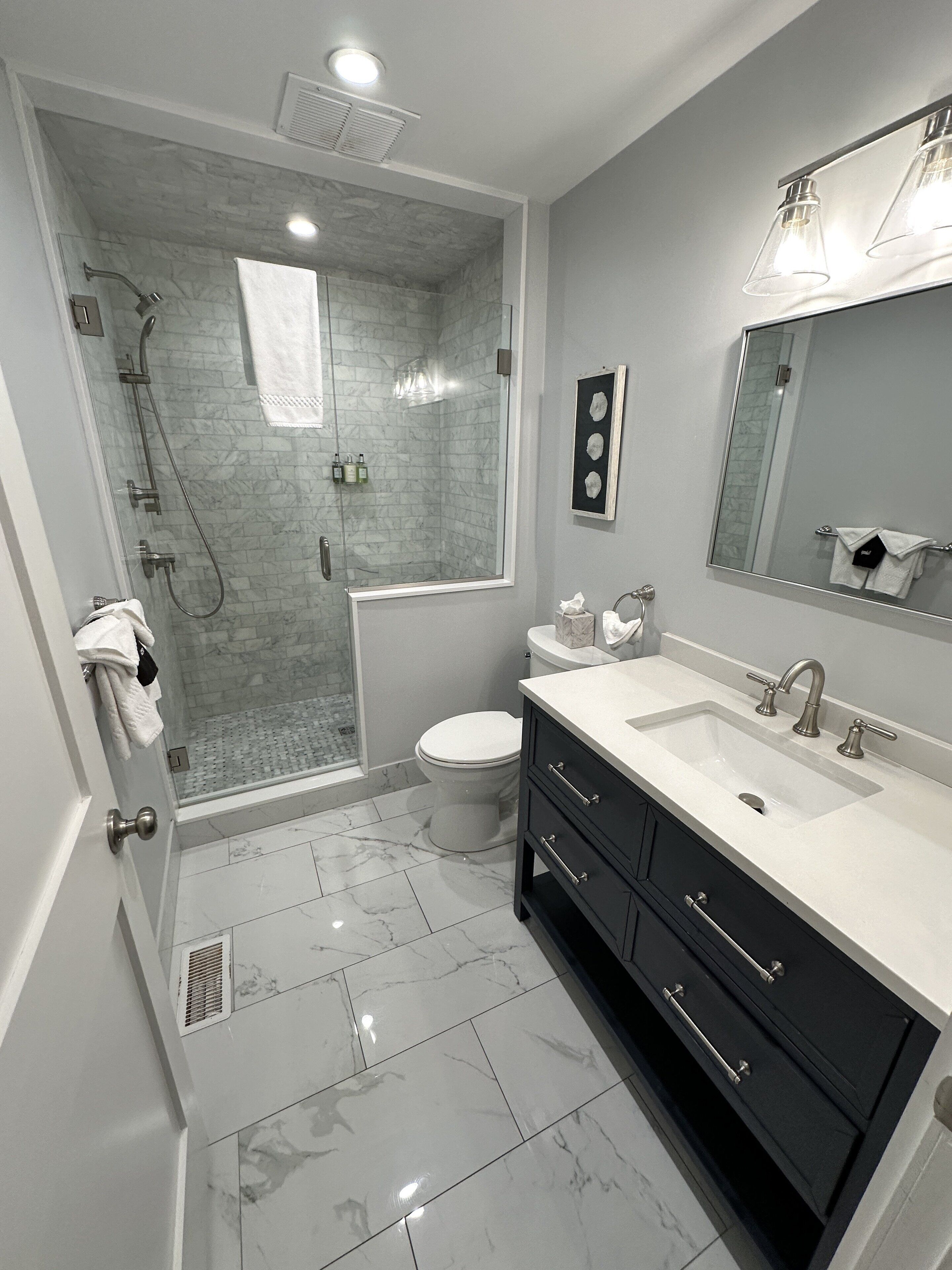 Apartment, 2 Bedrooms | Bathroom | Towels, shampoo