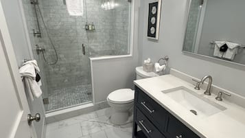 Apartment, 2 Bedrooms | Bathroom | Towels, shampoo