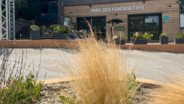 A building with a sign reading "PARC DES FONTANETTES". - Cozy Mobile Home with Terrace for 2 in La Seyne-sur-Mer (La Seyne-sur-Mer)