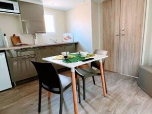 Dining - Cozy Mobile Home with Terrace for 2 in La Seyne-sur-Mer (La Seyne-sur-Mer)