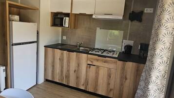 Kjøleskap, mikrobølgeovn og kaffetrakter/tekoker