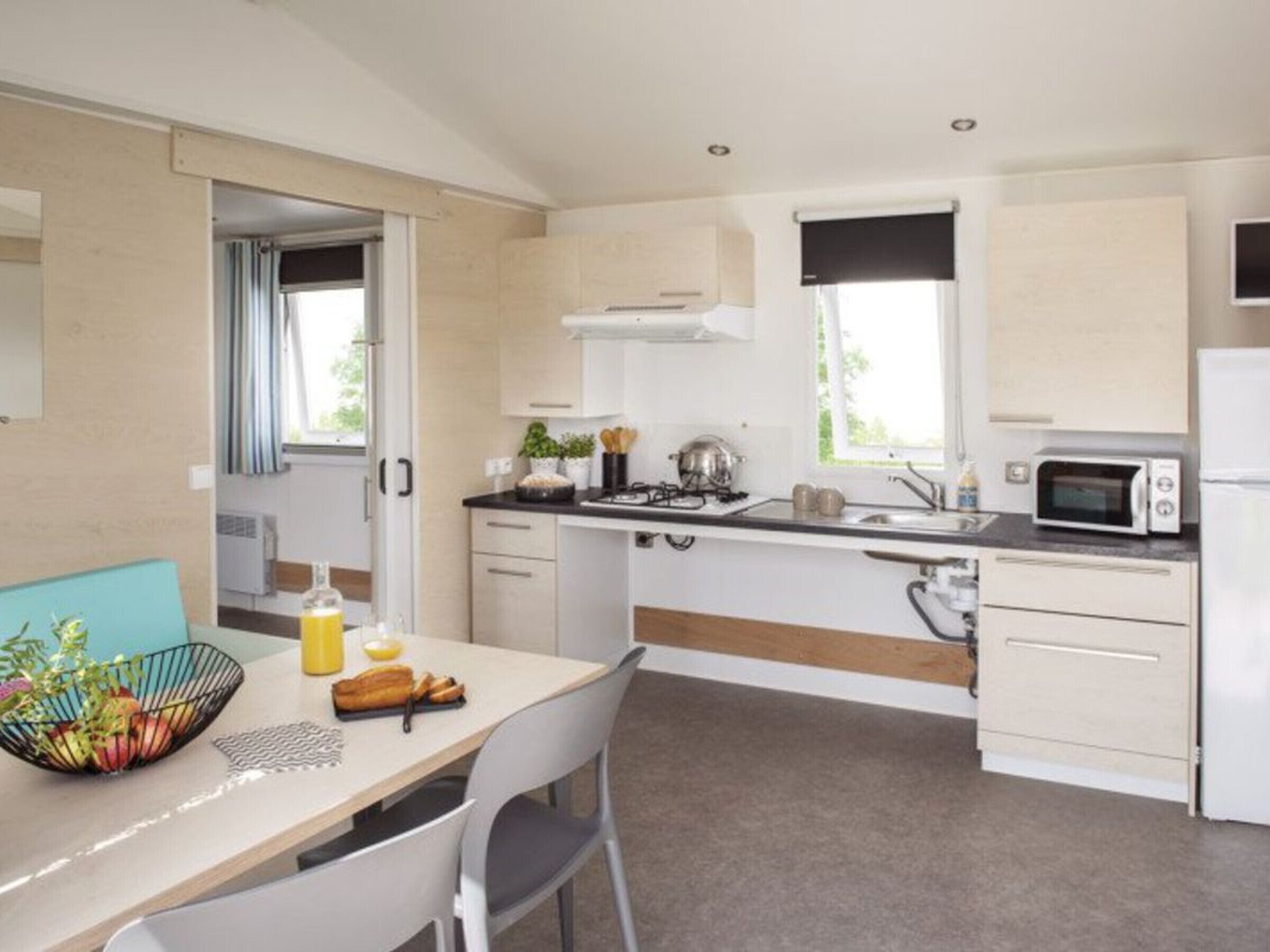 Een koelkast, een microgolfoven, een koffiezetapparaat/waterkoker