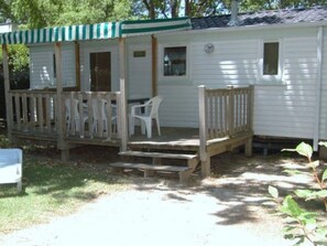 Outdoor dining - Mobile Home with Terrace in Cavaillon, Sleeps 6 (Cavaillon)