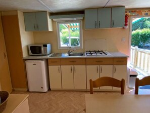 Fridge, microwave, coffee/tea maker - Mobile Home with Terrace in Cavaillon, Sleeps 6 (Cavaillon)