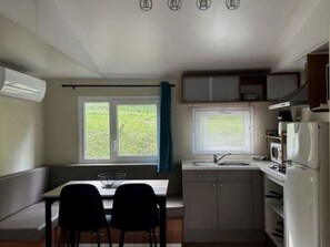 Kühlschrank, Mikrowelle, Wasserkocher mit Kaffee-/Teezubehör