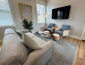 Căn hộ, 1 phòng ngủ | Khu phòng khách | Smart TV 