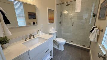 Apartment, 1 Bedroom | Bathroom | Towels, shampoo