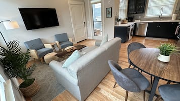 Apartemen, 1 kamar tidur | Area keluarga | Smart TV