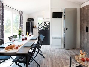 Dining - Cozy mobile home with terrace in Collias (Collias)