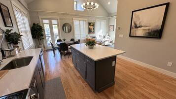 House, 5 Bedrooms | Interior