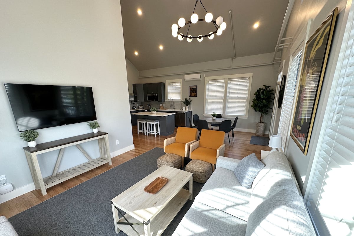 House, 5 Bedrooms | Living area | Smart TV