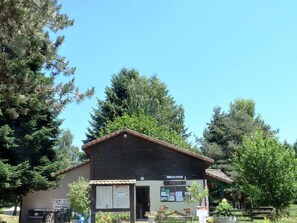 Exterior - 35m² Chalet, 3 bedrooms, sleeps 6, no kitchen or sanitation, Champagnac-le-Vieux (Champagnac-le-Vieux)