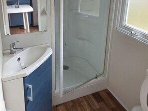 Bathroom - 35m² Chalet, 3 bedrooms, sleeps 6, no kitchen or sanitation, Champagnac-le-Vieux (Champagnac-le-Vieux)