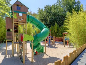 Children’s area - Cozy mobile home with terrace (Mézos)